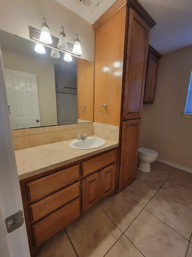 Building Photo - 1308 SW B Ave