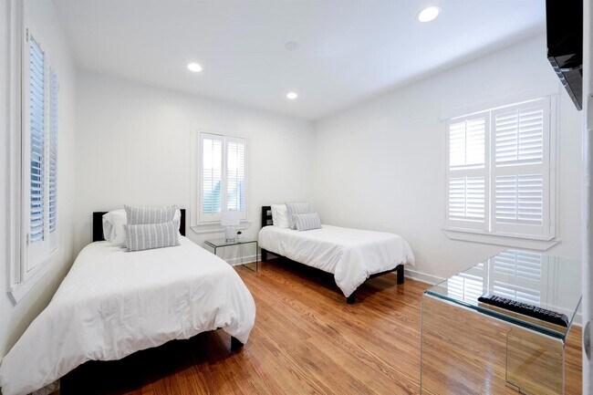 Building Photo - 214 33rd St