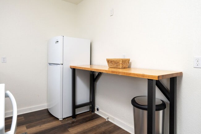 Building Photo - 859 S Beverly St