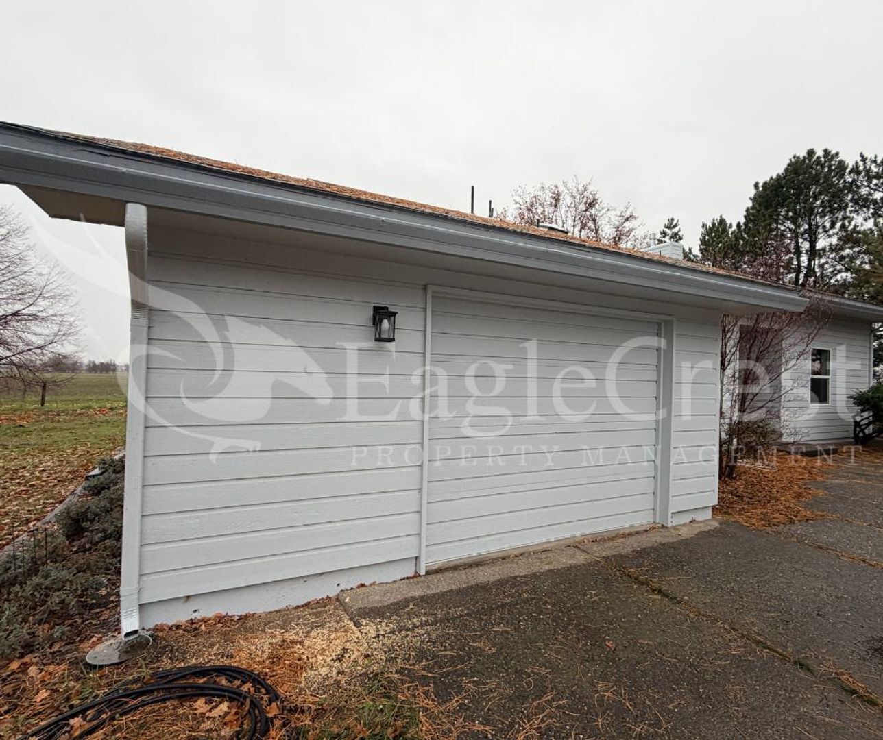 Building Photo - Renovated 3 Bedroom 2.5 Bath Country Home with Mountain Views & Wrap Around Porch!!