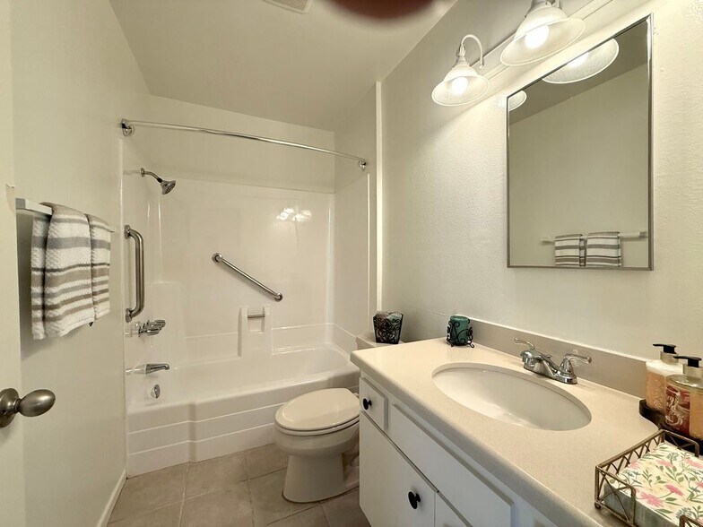 Building Photo - 1656 Orinda Ct