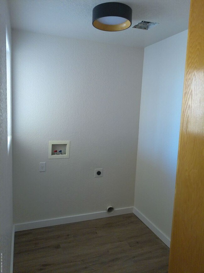 Building Photo - A3085