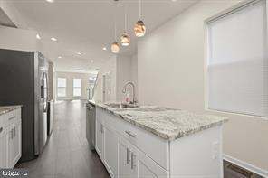 Building Photo - 418 E 21st St
