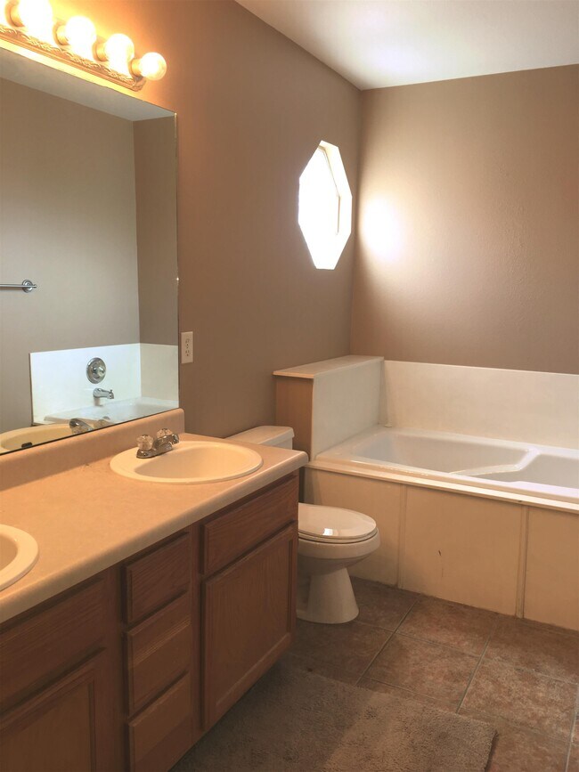 Building Photo - 6670 Cutter Ct