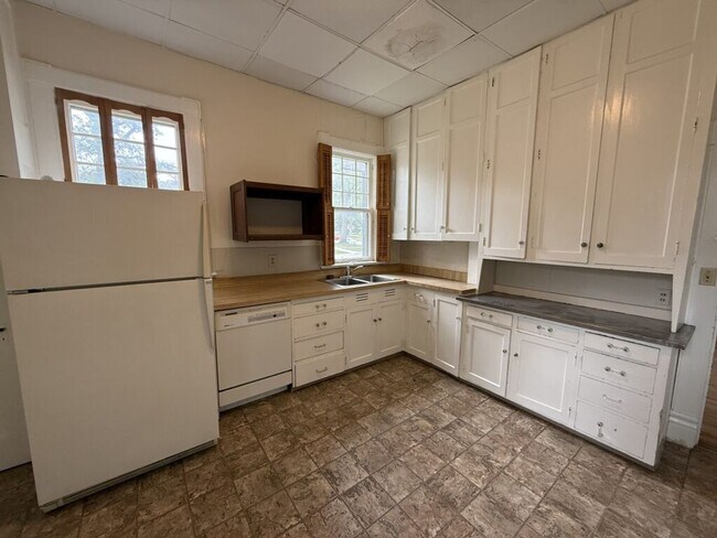 Building Photo - 1544 D St