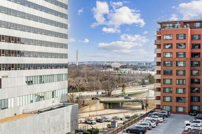 Building Photo - Charming & Bright Studio at River Place North