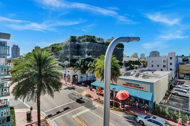 Building Photo - 713 Collins Ave