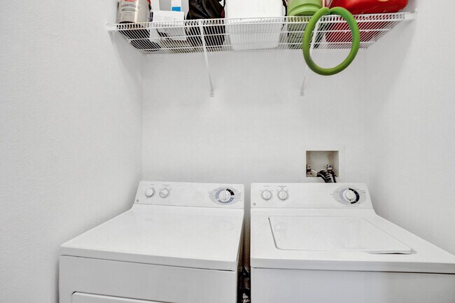 Building Photo - 533 NE 3rd Ave