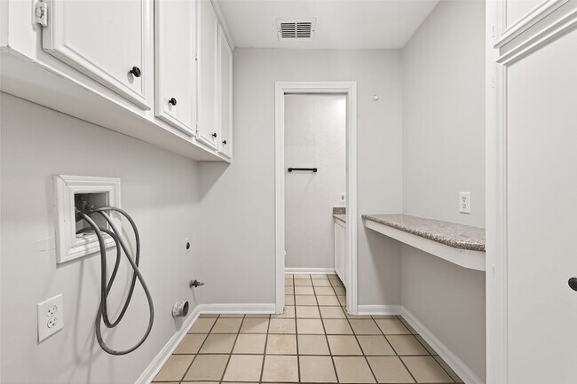 Building Photo - 6207 Claridge Dr