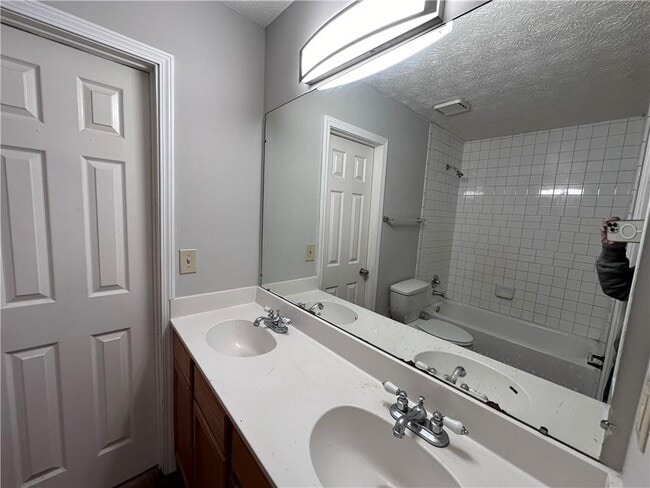 Building Photo - 502 Oakwood Ct