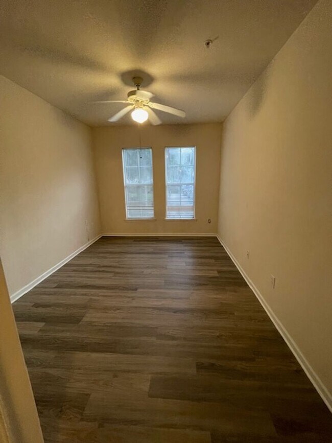 Building Photo - Gardens of Bridgehampton - 1 bed - 1 bath ...