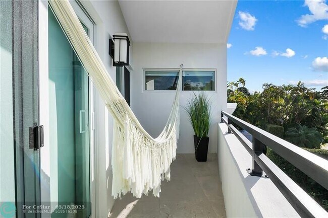 Building Photo - 2416 Bayview Dr