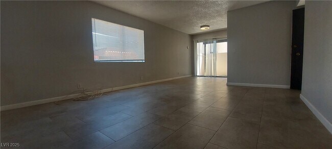 Building Photo - 1420 E Vegas Valley Dr
