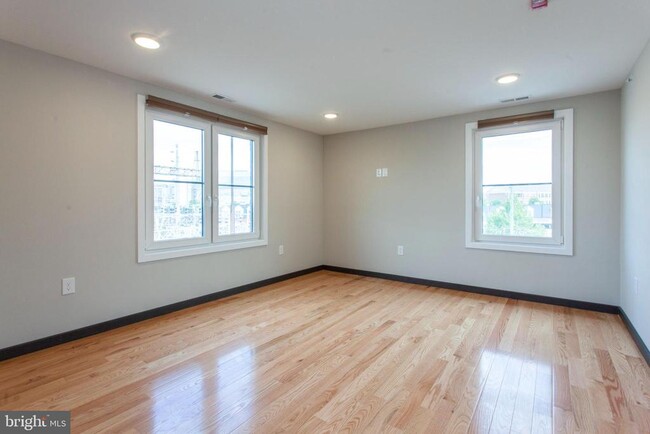 Building Photo - 2553 Montrose St