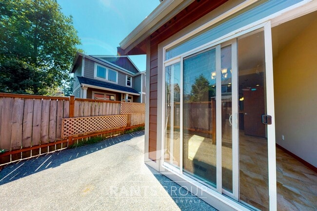 Building Photo - Beautiful Home In Puyallup! Easy JBLM Comm...
