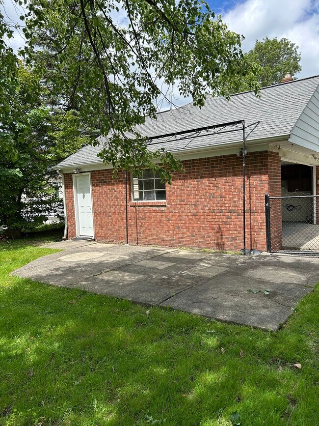 Building Photo - Spacious Colonial For Rent in Lyndhurst