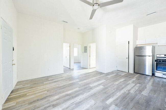 Building Photo - 207 W Cypress Ave