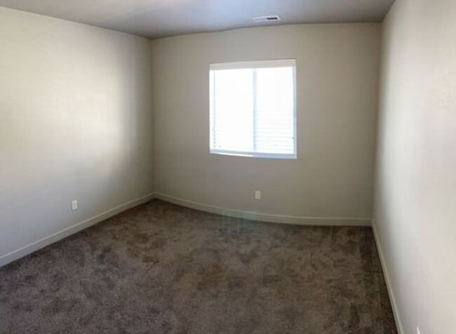 Building Photo - Charming 2 Story Townhome w/ 2 Attached Car Garage