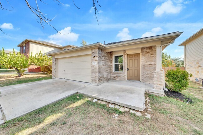 Building Photo - 5609 Silver Screen Dr