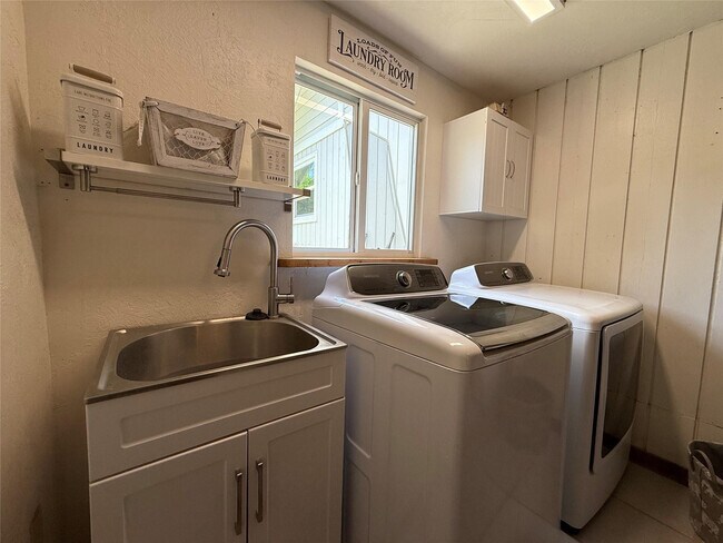 Building Photo - 22990 SW 156th Ave