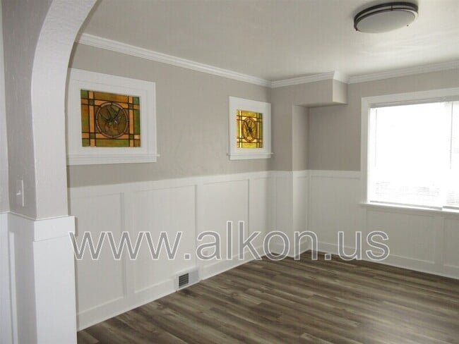 Building Photo - 818 Woodbourne Ave