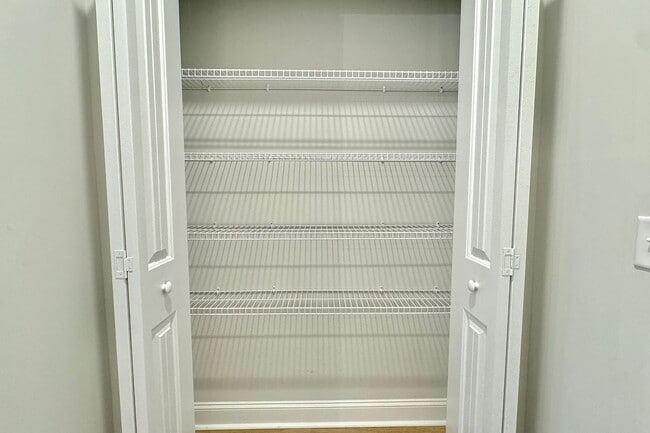 Building Photo - AVAILABLE NOW! (Pet Friendly)