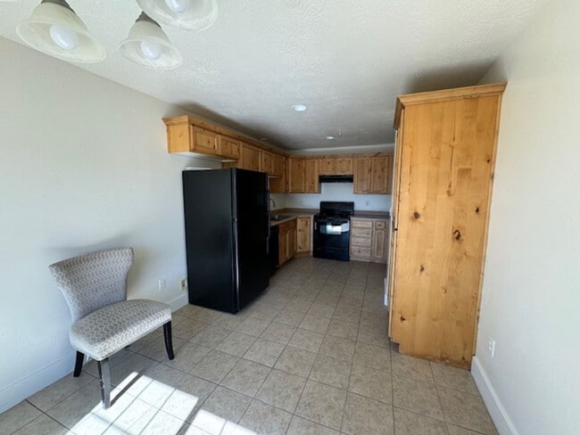 Building Photo - 233 Cres View Ln
