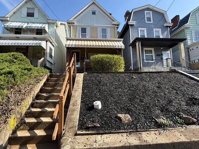 Building Photo - Updated 3BR house with fenced yard!