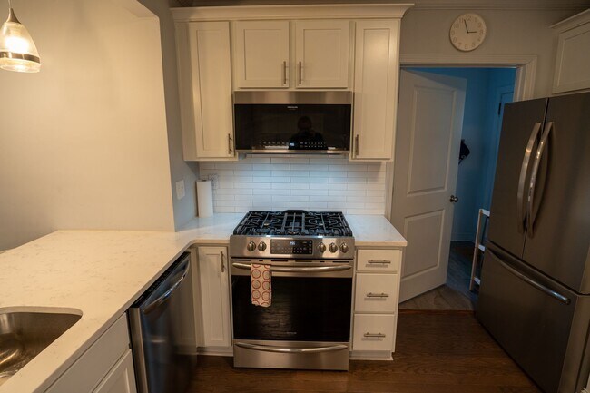 Building Photo - Charming 3 bedroom/ 2 bathroom in Normaltown, Home Close to UGA and Hospitals!