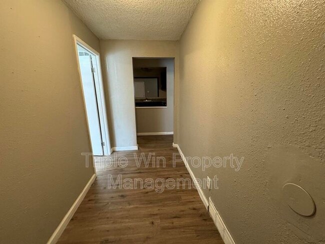 Building Photo - 9609 Winkler Dr