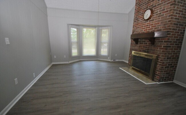Building Photo - Available 07/27/26 - East Louisville 3 bed, 1.5 bath ranch on corner lot