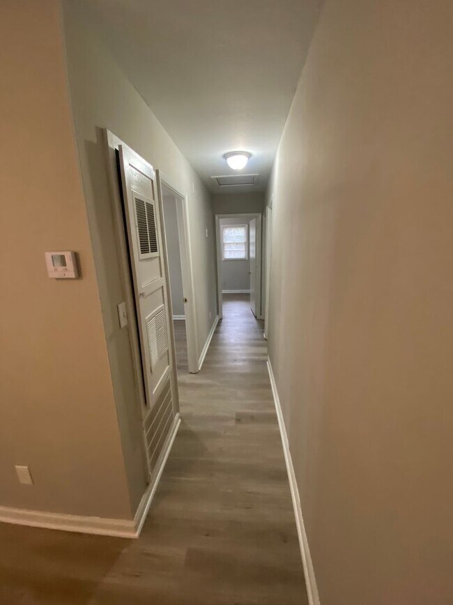 Building Photo - **ON HOLD**3 Bedroom / 1 Bathroom Home for...