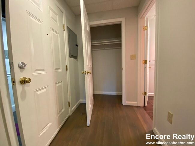 Building Photo - 77 Park Dr