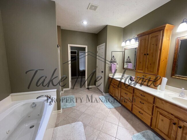 Building Photo - 4 Bedroom Home in Kickapoo District!