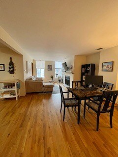 Building Photo - 3055 N Sheffield Ave