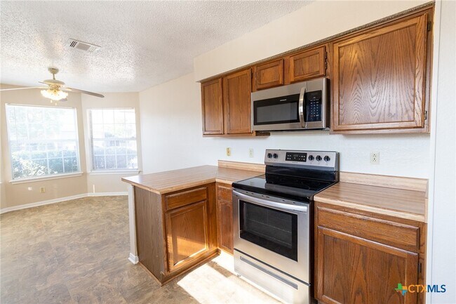 Building Photo - 2701 Woodlands Dr