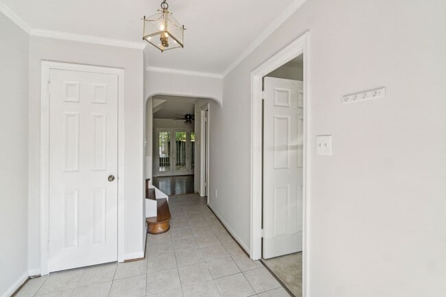 Building Photo - Wonderful, 4 level Arlington Brick townhome!