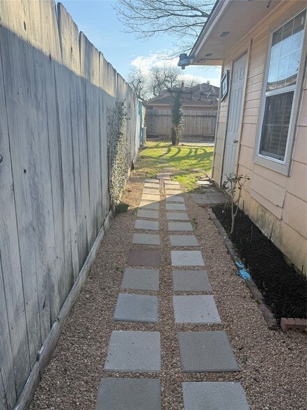 Building Photo - 11008 Misty Summit Dr