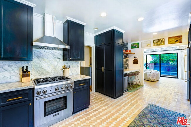 Building Photo - 2049 N Berendo St