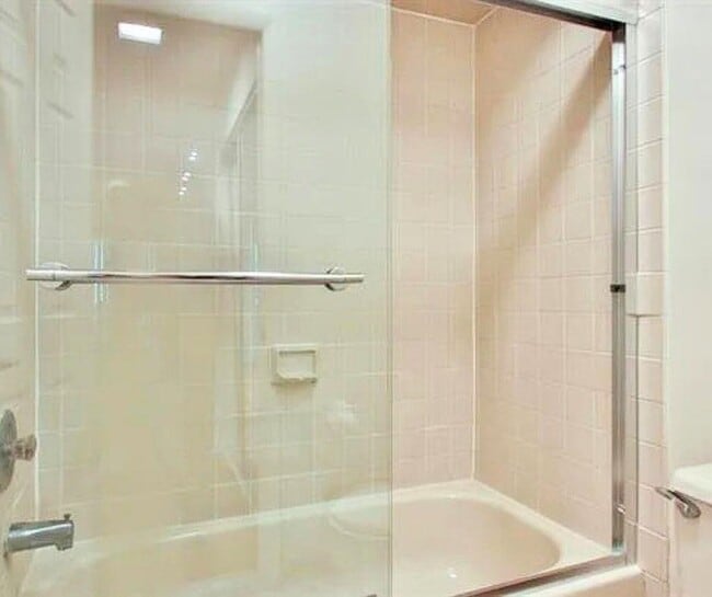 Building Photo - 700 Mainsail Ln