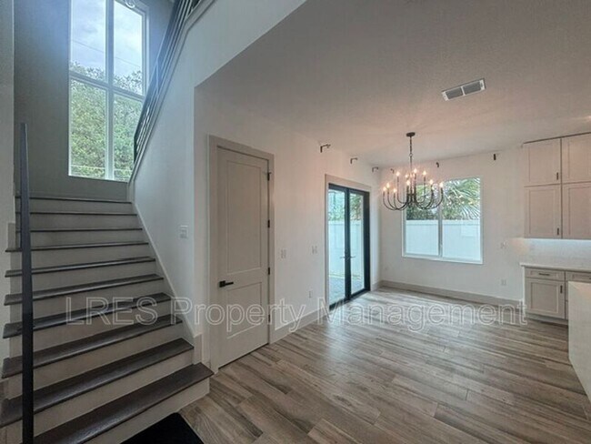 Building Photo - 722 Ellwood Ave