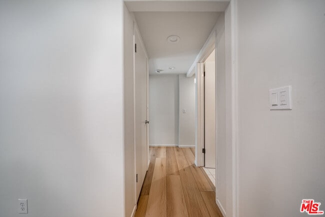 Building Photo - 726 W 37th St