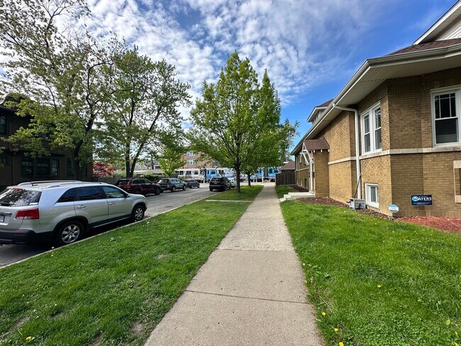 Building Photo - 4616 N Sacramento Ave