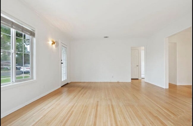 Building Photo - 923 W Orange Grove Ave