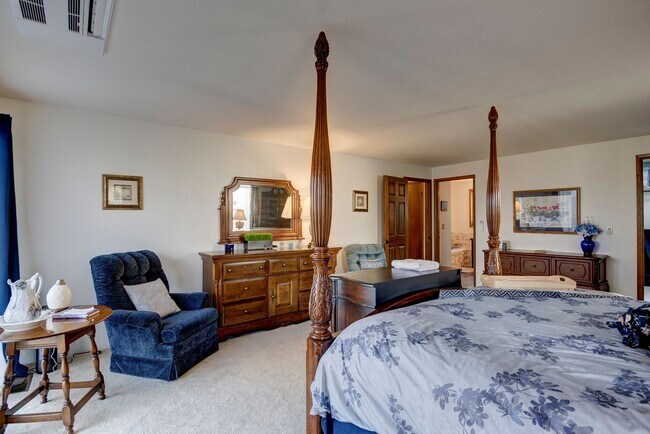 Building Photo - 3 Bedroom 2.5 bathroom spacious home with views of marina and downtown Oak Harbor