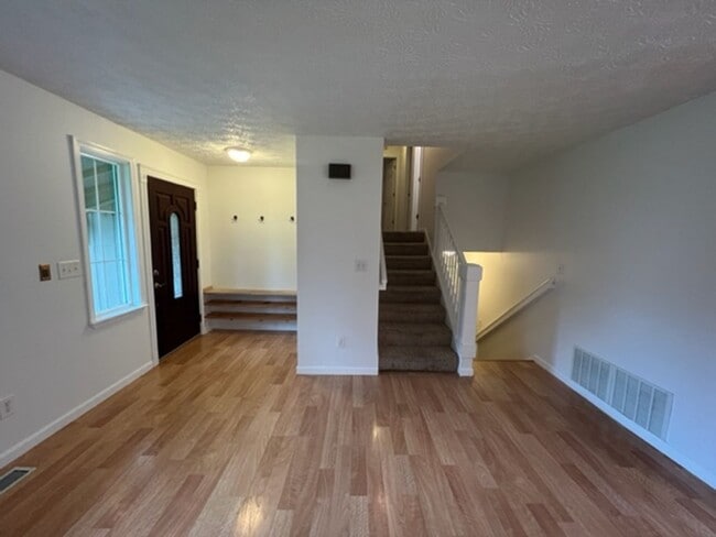 Building Photo - Gorgeous Eagle River Home w/ Open Concept Layout!