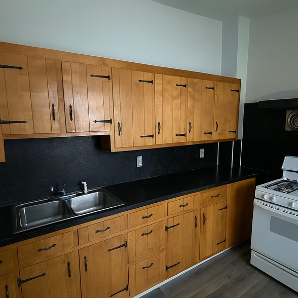 Building Photo - 469 Montclair Ave