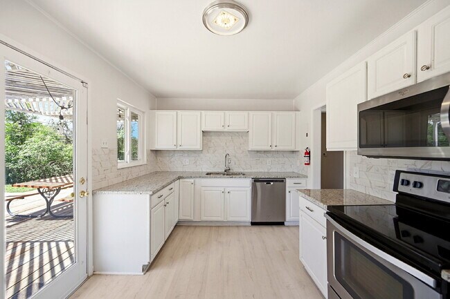 Building Photo - $2,640.95- 4 Bed, 2 Bath Home in Denver with Patio Space and In Unit Laundry!