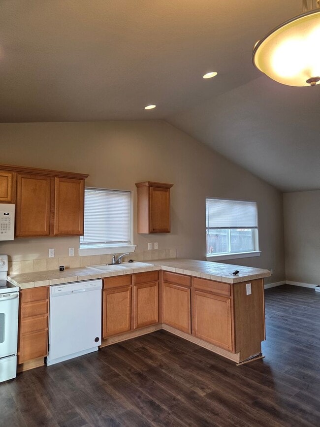 Building Photo - Beautiful Home! Large open living room! Double Car Garage! In private HOA neighborhood! Next to S...