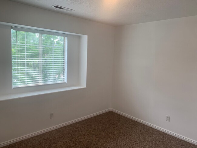 Building Photo - SMALL PETS FRIENDLY!! Beautiful Lexington ...
